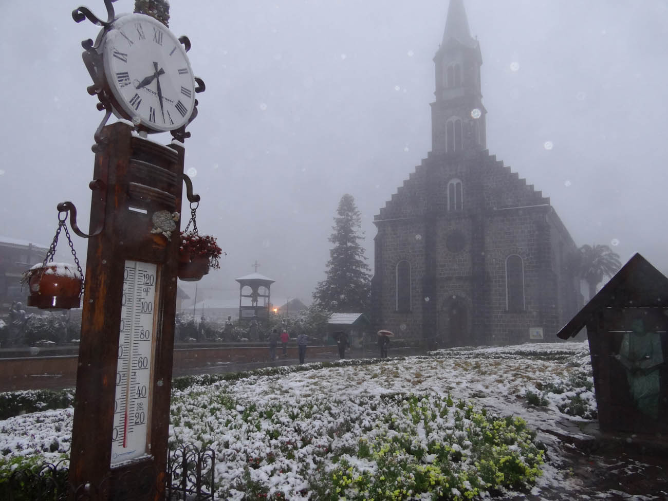 Foto: Neva na Paróquia de São Pedro em Gramado durante o inverno em 2013